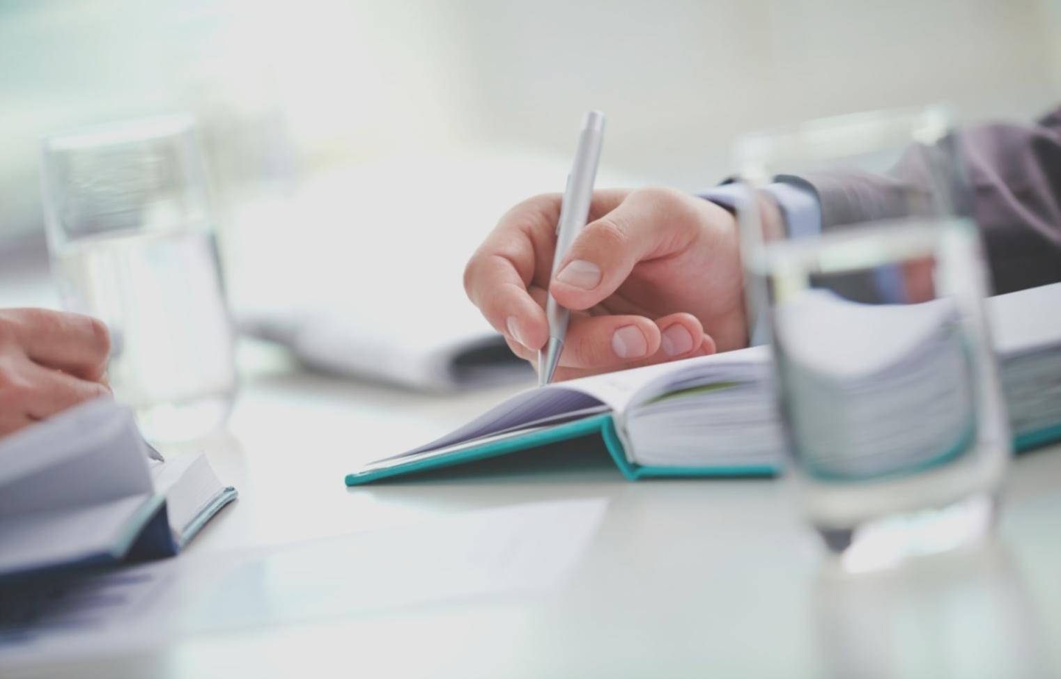 Studenten arbeiten gemeinsam an Finanzplänen